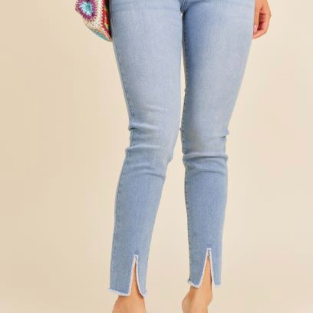 ❌SOLD OUT❌ JUST BLACK DENIM MID RISE SLIT HEM SKINNY JEANS - Picture 2 of 3